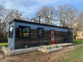 Beautiful New Container Home 12 min. to Magnolia